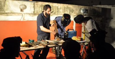Trabajando con hierro y madera en el coworking Laborando de Buenos Aires.